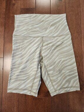 Lululemon women's align shorts in camo green fern color in size 4